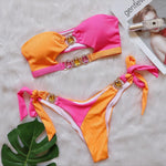 Bikini „Sunset Jewel” – Różowo-pomarańczowy komplet z biżuteryjnymi zdobieniami
